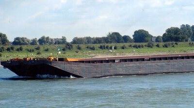 Imperial 198 met de duwboot Veerhaven VI-Walrus in Xanten.