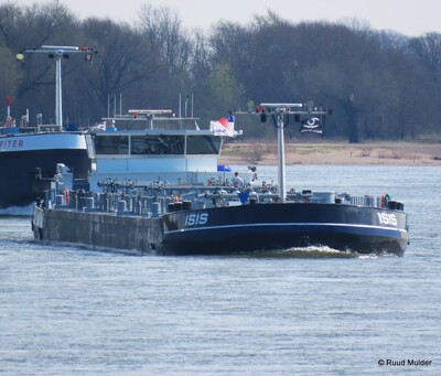 Isis te daal op de Rijn bij Emmerik.