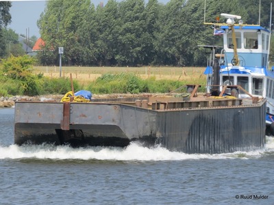 Onbekende vrachtduwbak met de duwboot Mistral op de IJssel.