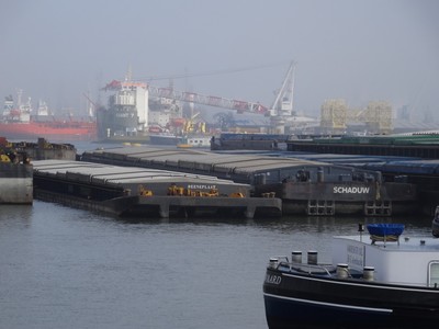 Schaduw Waalhaven Rotterdam.