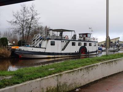 Brabant ligt nu als party-boot in de Leurse haven in Etten-Leur.