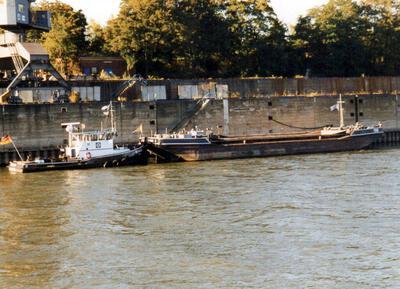 SL 197 met de duwboot Versalia Reisholz.