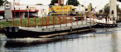 Droogdok III met dekschuit Wilhelminakanaal Tilburg.