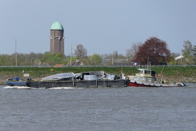 Knokkels met de duwboot Zeetijger Streefkerk.