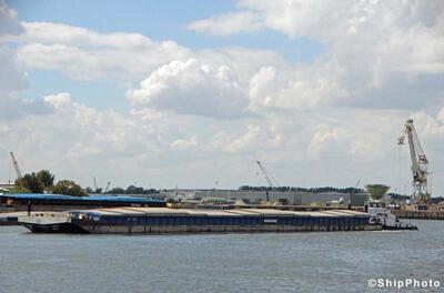 Merwede met de duwboot Forever Zeehaven Dordrecht.