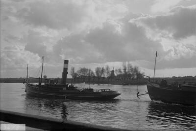 Hermann met de sleepboot Gelria II Deventer.