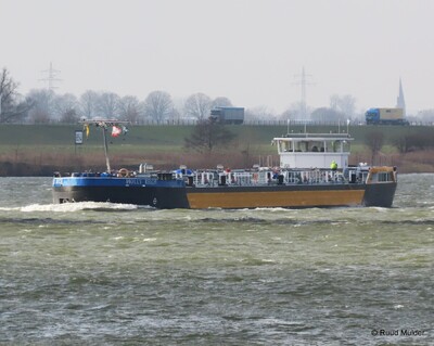 Holy Reich opvarend op de Rijn bij Emmerik.