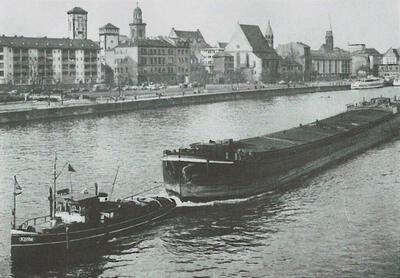Onbekende sleepvrachtschip met sleepboot Käthe Frankfurt am Main.