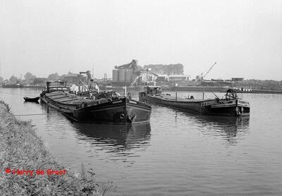 De kempenaar tegen de wal gemeerd is de svs Dorplein  Drie schepen op de kruising van de Zuid Willemsvaart en het kanaal Briegden Neerharen.