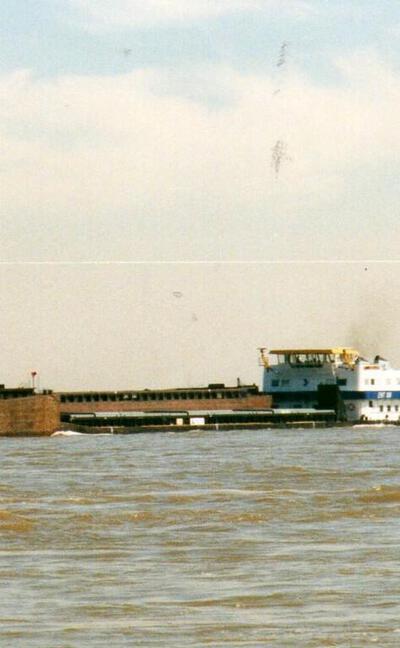 LRG 106 met de duwboot Jacob van Neck-EWT 106 Xanten.