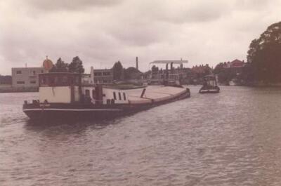 Johanna met de sleepboot Hendrika in Leiden.
