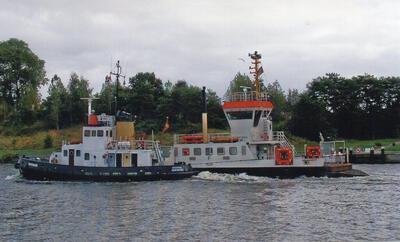 Pillau met de sleepboot Nordmark in Rendsburg.