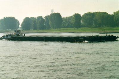 MHRT 1822 & MHRT 1809 met duwboot Körös Düsseldorf.