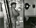 Haaks Machinekamer aan boord van het lichtschip Haaks. De instrumenten worden dagelijks gecontroleerd. Foto 1934 ten noorden van Den Helder.