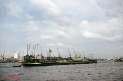 Onbekende sleepvrachtsleepschip met de sleepboot Mea Vota Nieuwe Maas Rotterdam.