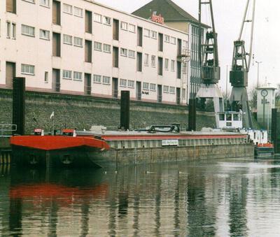 4203 met de duwboot SCH 28 2408 Neusserhafen.