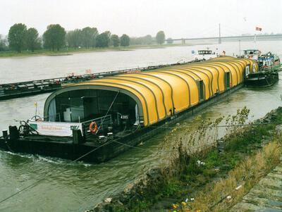 4305 met de duwboot Alfred Uhr Düsseldorf.