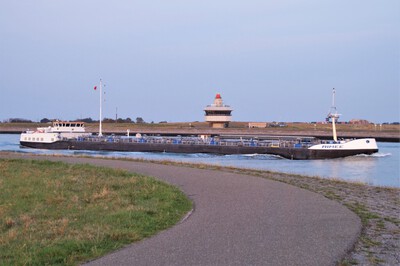 Alimee in de Zuidervoorhaven, uitgaand Hansweert.