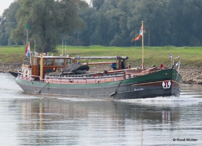 Oude Jan afvarend op de IJssel bij Bronckhorst.