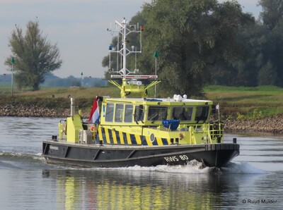 RWS 80 afvarend op de IJssel bij Bronckhorst.