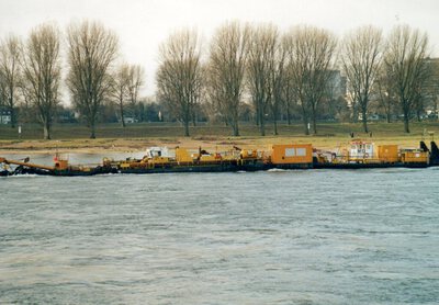 M-13 & M-15 met de duwboot St. Hildegard in Lörick.