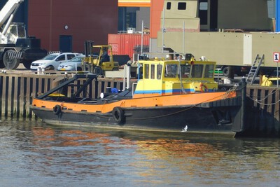 Onbekende motorsleepboot in Hendrik Ido Ambacht.