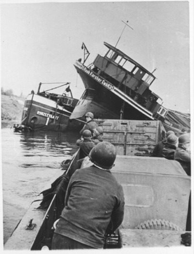 Rijn Zeevaart I & Raab Karcher 35 zwaar beschadigd door oorlogshandelingen.