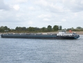 Balder op waterstand geladen afvarend thv Druten Waalkm 903