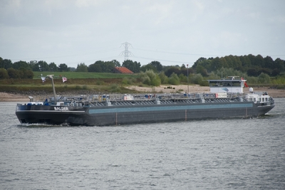 Balder op waterstand geladen afvarend thv Druten Waalkm 903