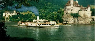 Onbekende passagiersschip in Aggsbach op de Donau.
