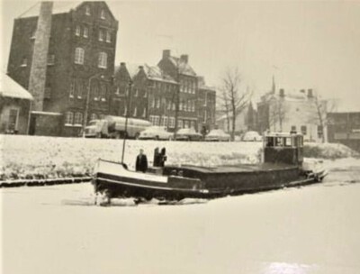 Corjo III in het ijs op de Schiedam.