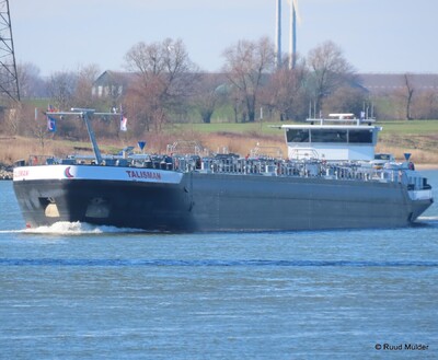 Talisman opvarend op de Rijn bij Emmerik.
