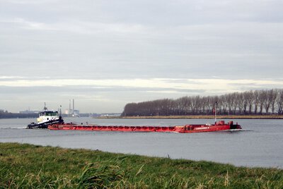 Zandexpres 8 met de msb Zeemeeuw op de Oude Maas.