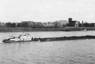 Le Rhin met de duwboot met de Gaston Haelling in Köln.