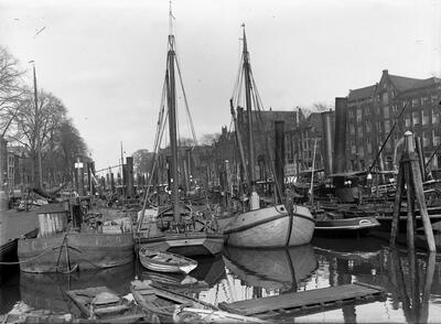 Onbekende stoomsleepboten in de Wolwevershaven in Dordrecht.