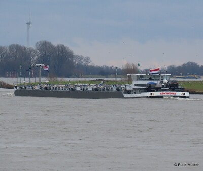 Adventure opvarend op de Rijn bij Emmerik.
