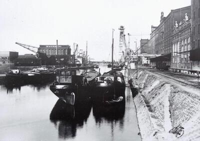 Onbekende sleepvrachtschepen in de Innenhafen in Duisburg.
