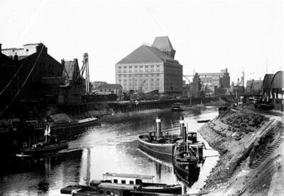 Onbekende stoomsleepboten in de Innenhafen in Duisburg.