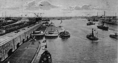 Onbekende sleepvrachtschepen in Hafenkanal Ruhrort.