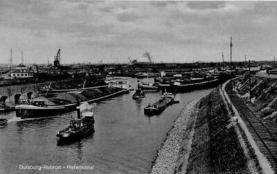 Onbekende sleepvrachtschip in het Hafenkanal in Ruhrort.