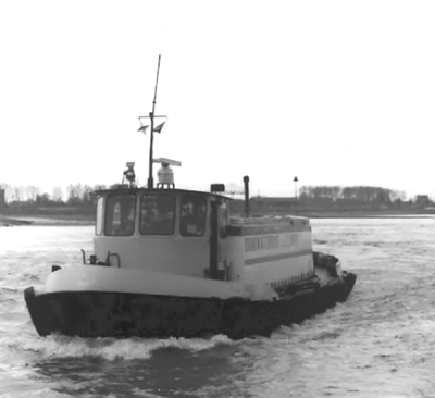 Drinkwaterboot Leeuwen komt langzij de Alvracht 11 (II).