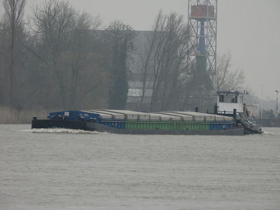 Esmee met de duwboot Gretina op de Lek vanaf Schoonhoven.