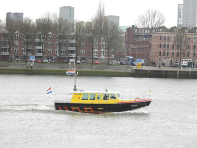 PZH16 op de Nieuwe Maas in Rotterdam.