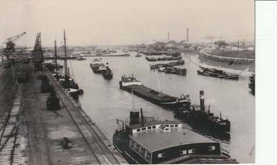 Saone met sleepschip daar achter de stoomsleepboot Geri met het sleepschip Piombo Hafenkanal in Ruhrort.