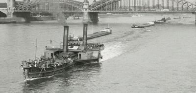 H.A.S.T. 5 met de radersleepboot Mathias Stinnes 2 in Köln.