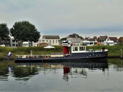 Dockyard XIII in de haven van Sas van Gent.