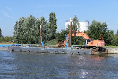 DR-61 op de Ringvaart Gent bij Evergem.