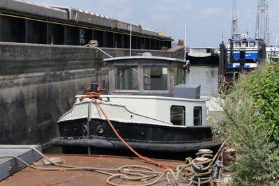 Onbekende motorsleepboot in Maasbracht.