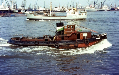 Netta met de losse boot in de Waalhaven in Rotterdam.