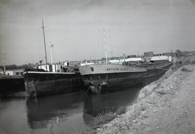 Onbekende motorvrachtschip & Antonia Albert grintgat bij Hülskens.